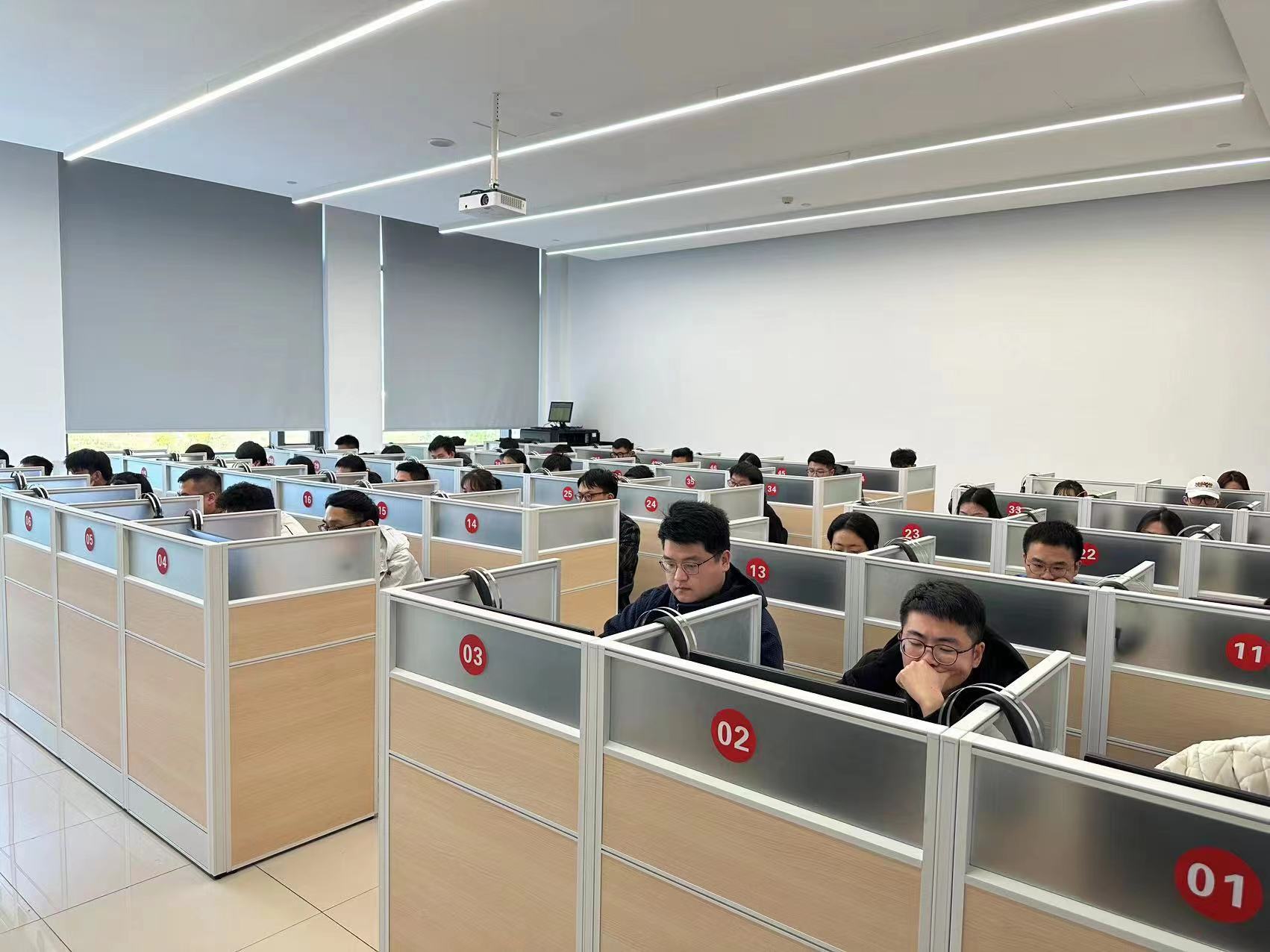 華東管理局在航空產(chǎn)學研基地開展2023年度管制員、情報員執(zhí)照考試